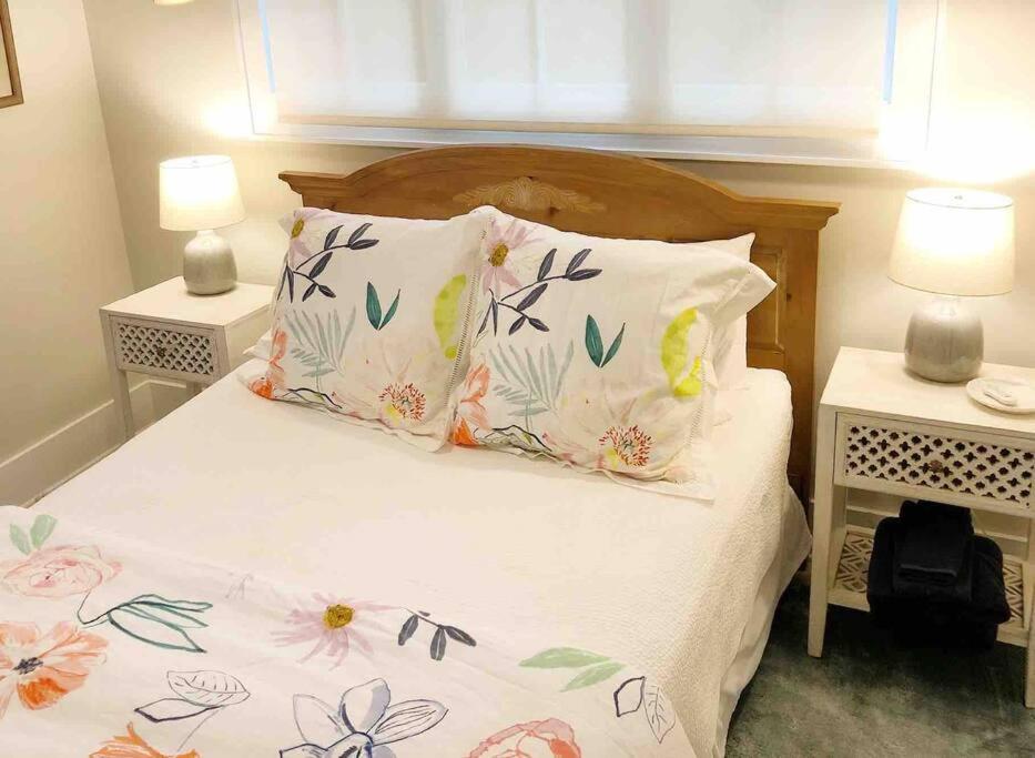Liz Lane Cottage- Entire Guesthouse Charleston Bagian luar foto