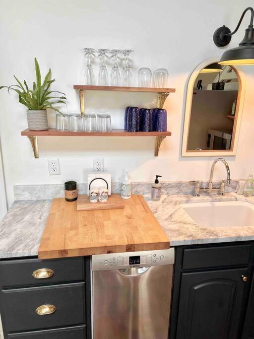 Liz Lane Cottage- Entire Guesthouse Charleston Bagian luar foto