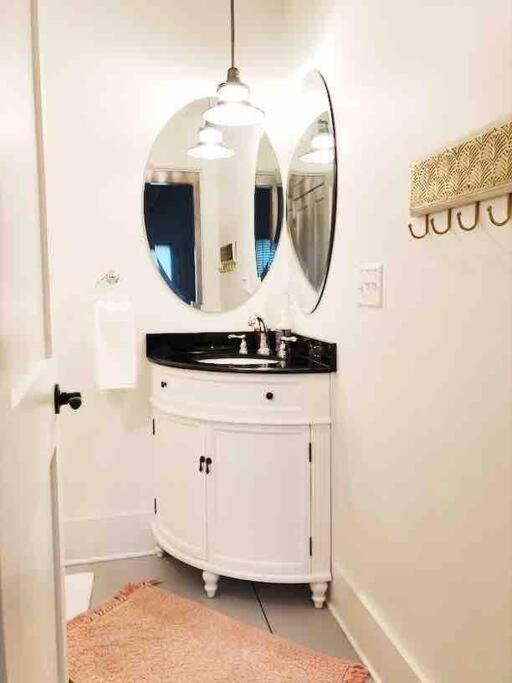 Liz Lane Cottage- Entire Guesthouse Charleston Bagian luar foto